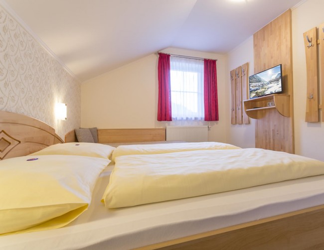 Gemütliches Schlafzimmer mit Doppelbett und Einzelbett