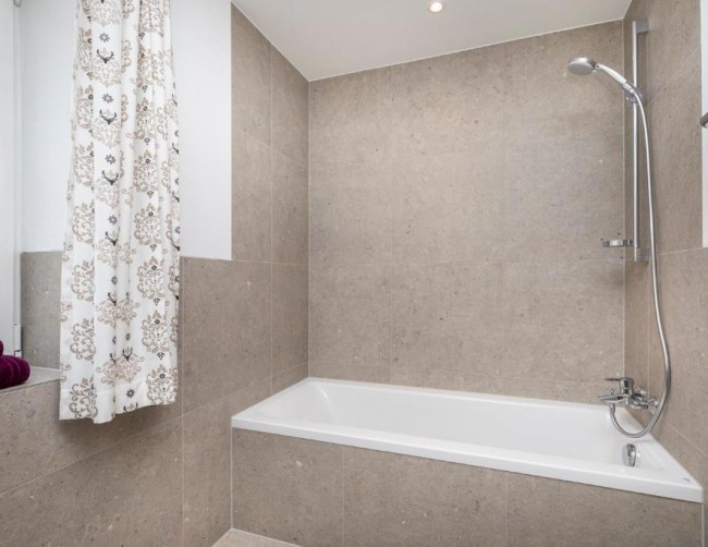 Modernes Badezimmer mit Badewanne