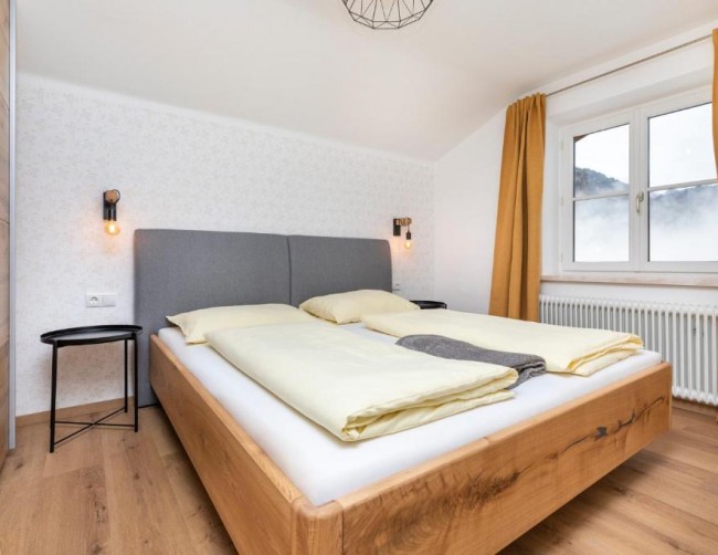 Schlafzimmer mit einem großen Doppelbett und einem Schlafsofa, ideal für Familien oder größere Gruppen