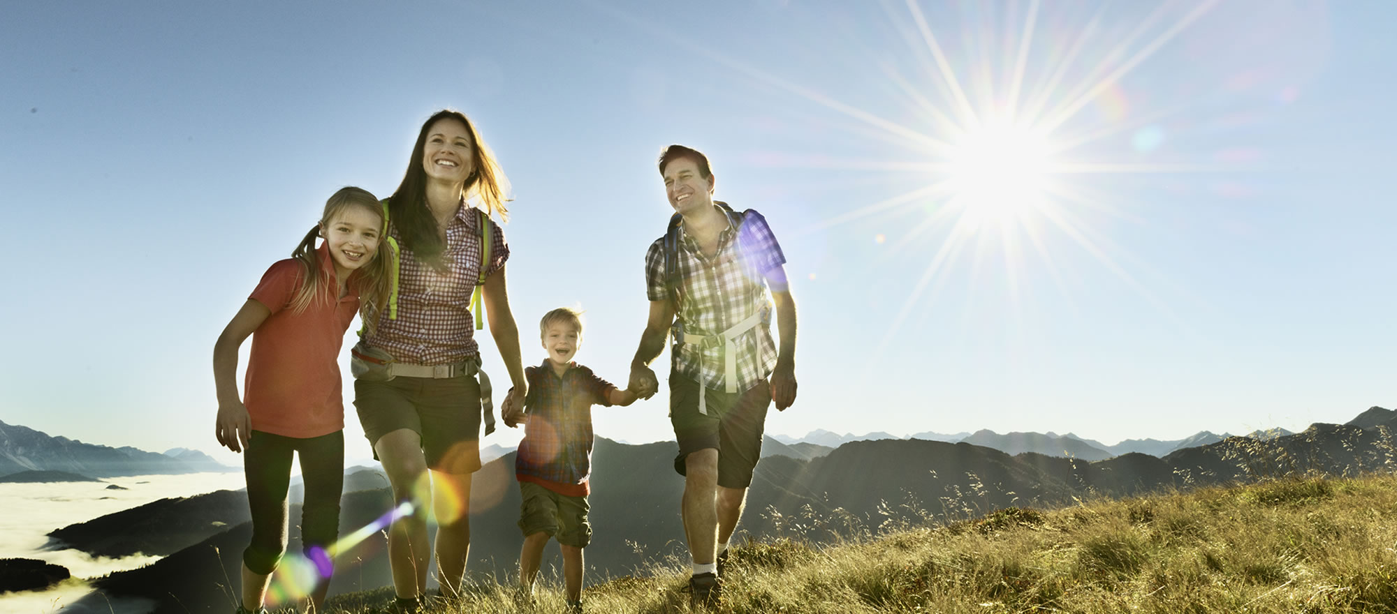 Familie beim Wandern im Sommerurlaub im Salzburger Land © Flachau Tourismus