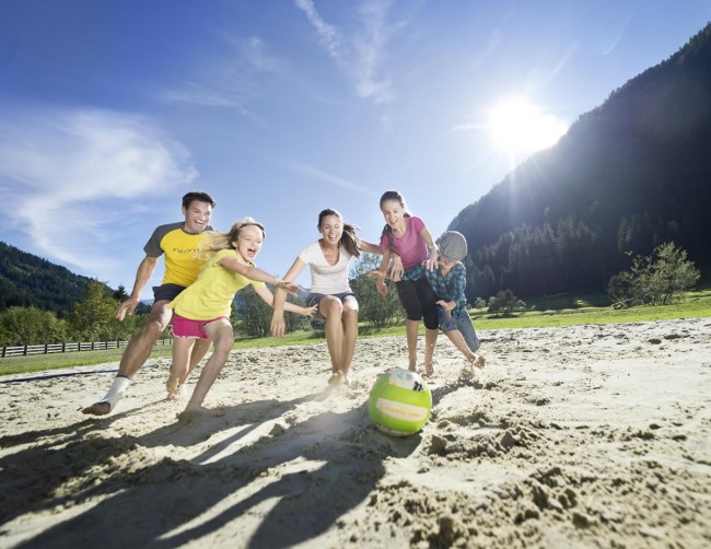 Familie am Volleyballplatz © Flachau Tourismus